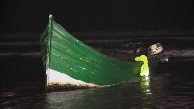 Llega a la playa de Famara una patera con 11 personas