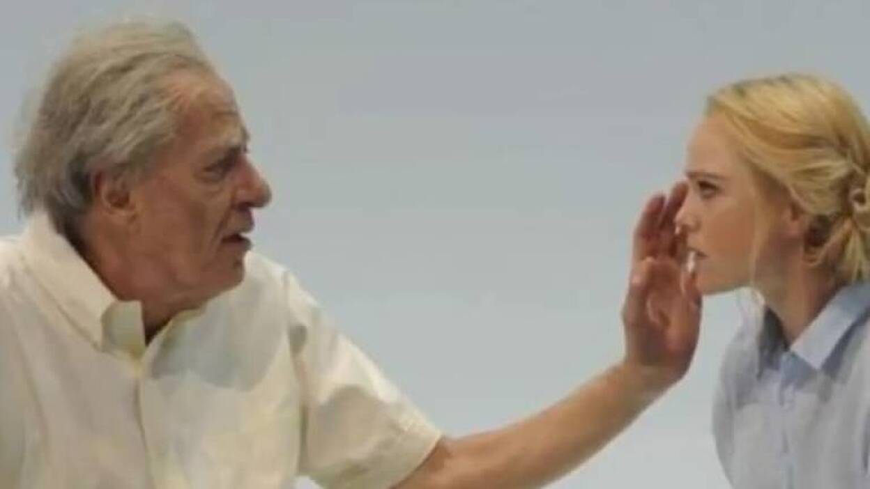 La actriz australiana asegura en declaración escrita que Rush le tocó los pechos