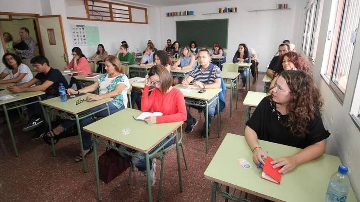 Podemos, con los profesores sin plaza