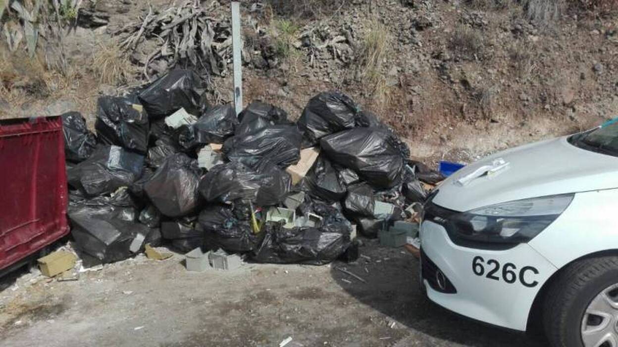 Escombreras a pie de calle en la capital