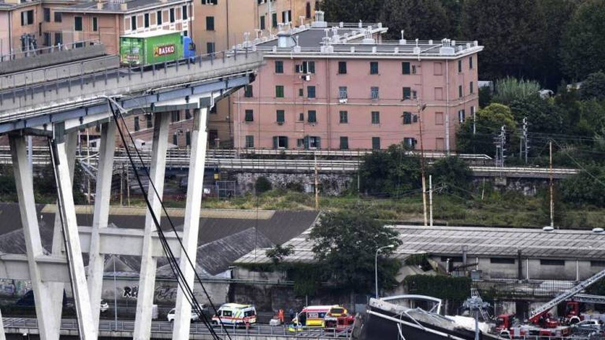 Un puente se deploma y deja decenas de muertos
