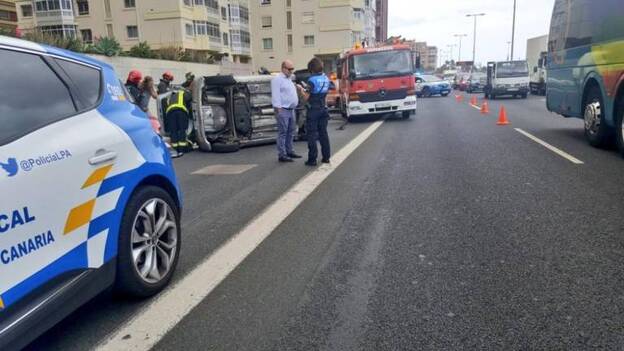 Bomberos, agentes de la  Policía Local  y unidades medicalizadas del SUC se trasladaron al lugar del accidente. / Twitter Policía LPA