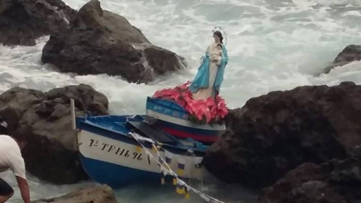 Cae al mar la imagen de la patrona de Caleta de Arriba