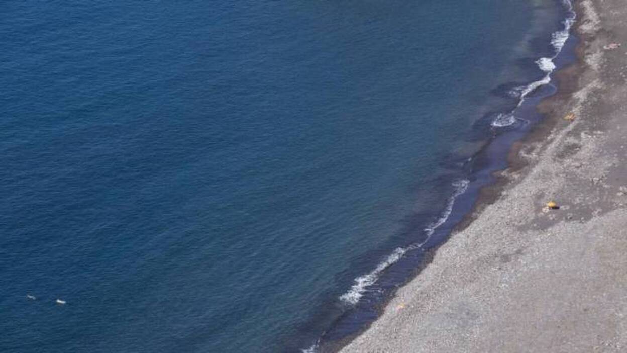 Dan barranco por playa en Veneguera