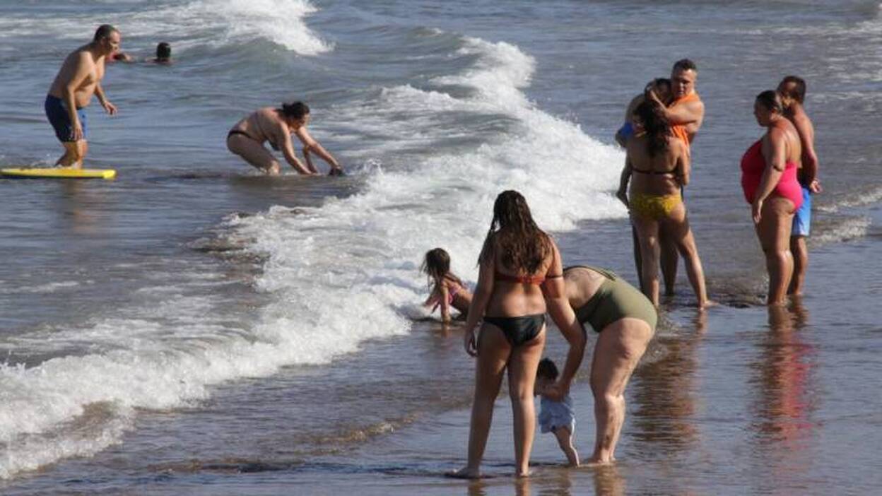 El verano ‘light’ deja este año solo 25 atendidos por calor en las islas