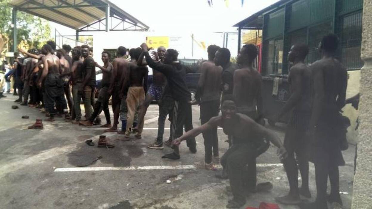 200 inmigrantes saltan la valla de Ceuta