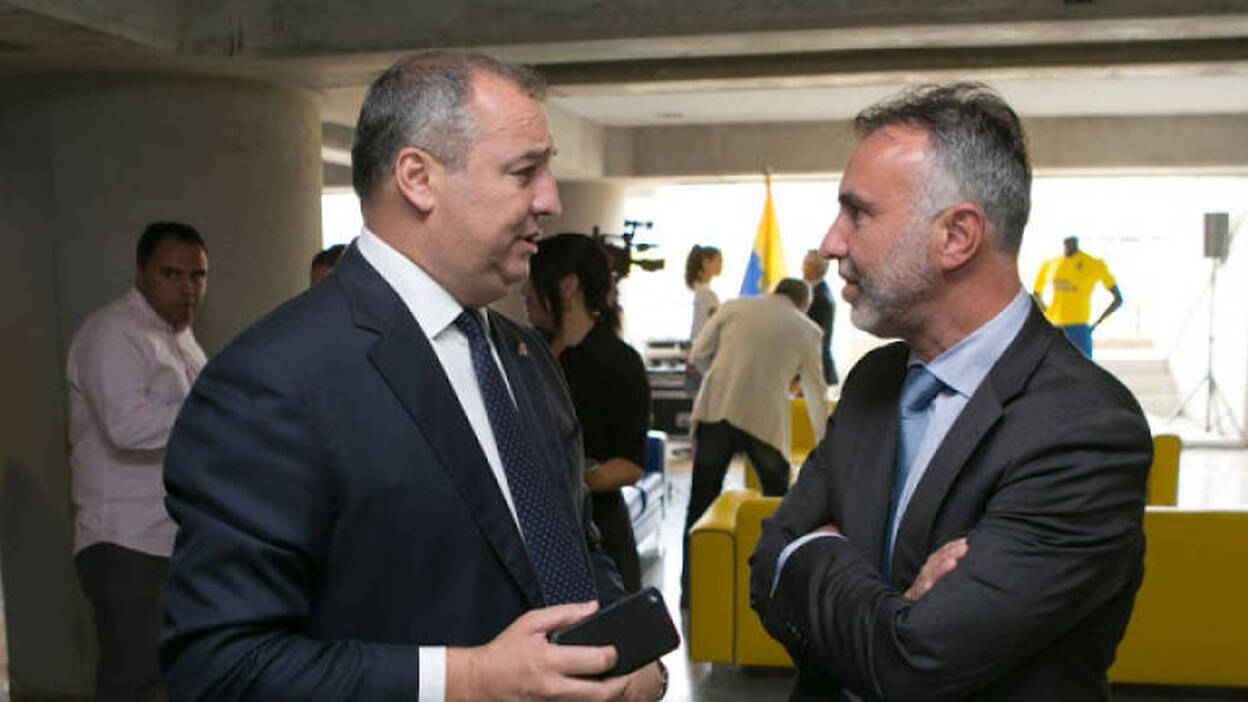 Sintonía total entre la UD y el Cabildo para lucir el nombre de la isla en la camiseta