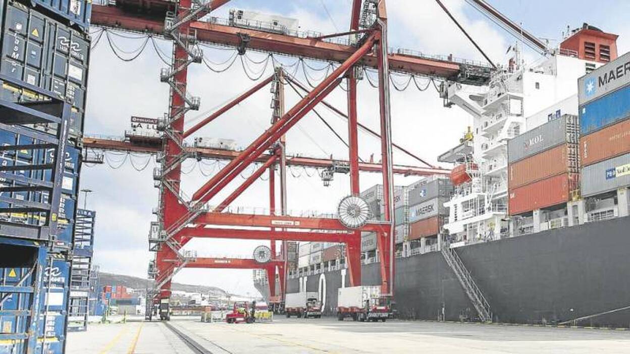 El déficit comercial se recorta casi a la mitad en el archipiélago