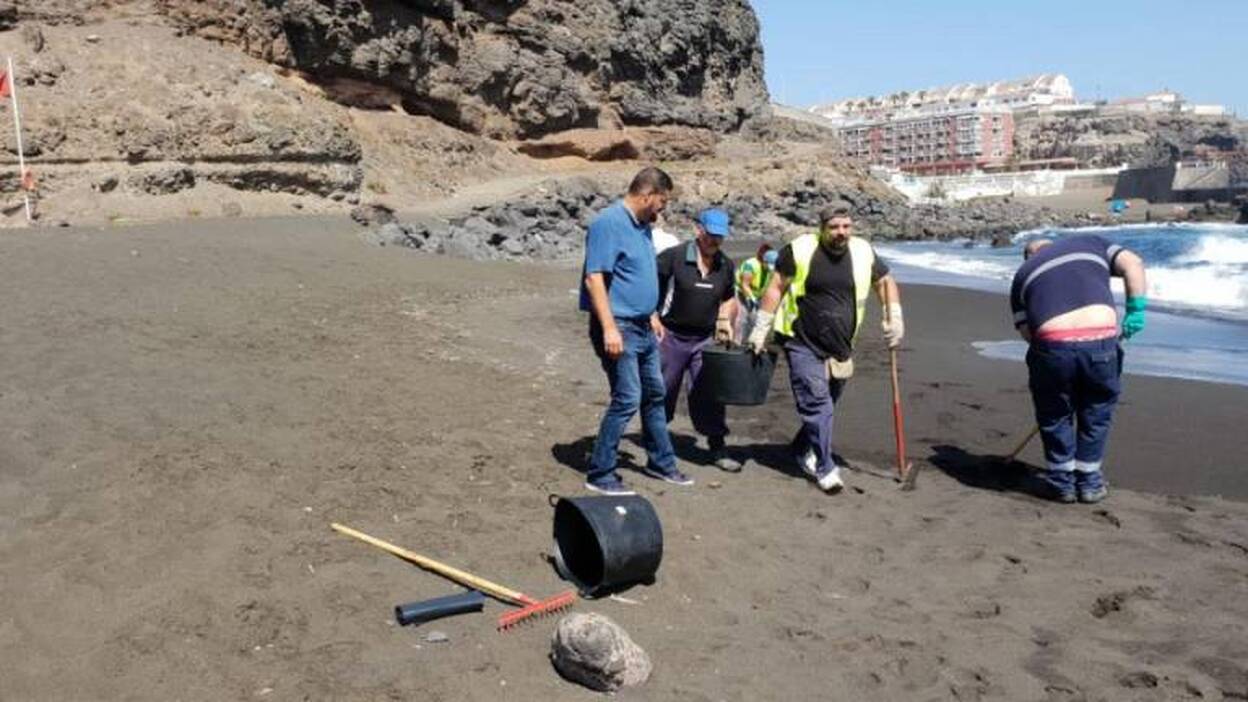 Aparecen restos de fuel en La Garita