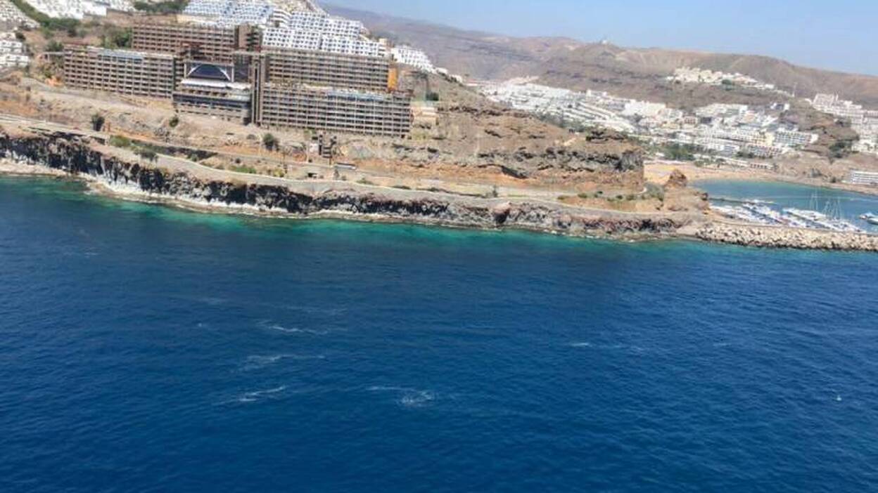 El helicóptero de GES localiza una mancha de microalgas en la costa de Mogán