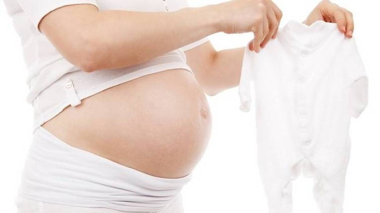 China se suma a la polémica de la maternidad tardía