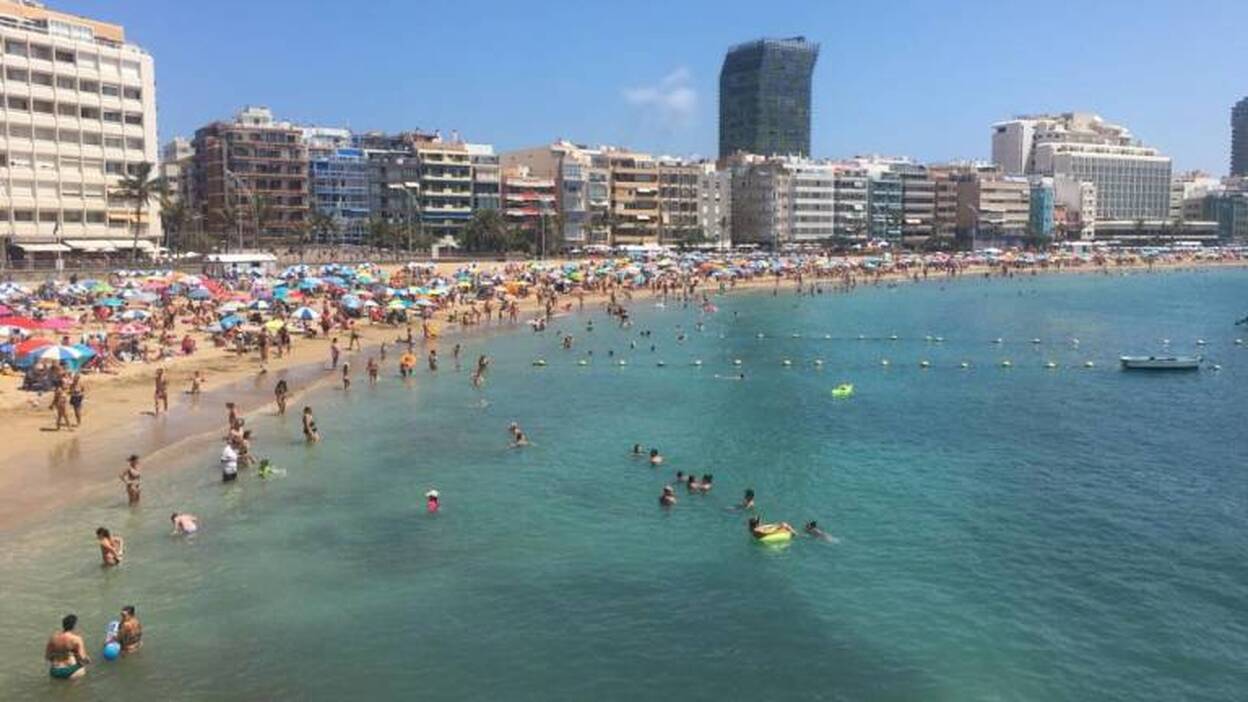 Las altas temperaturas abarrotan las playas de Gran Canaria