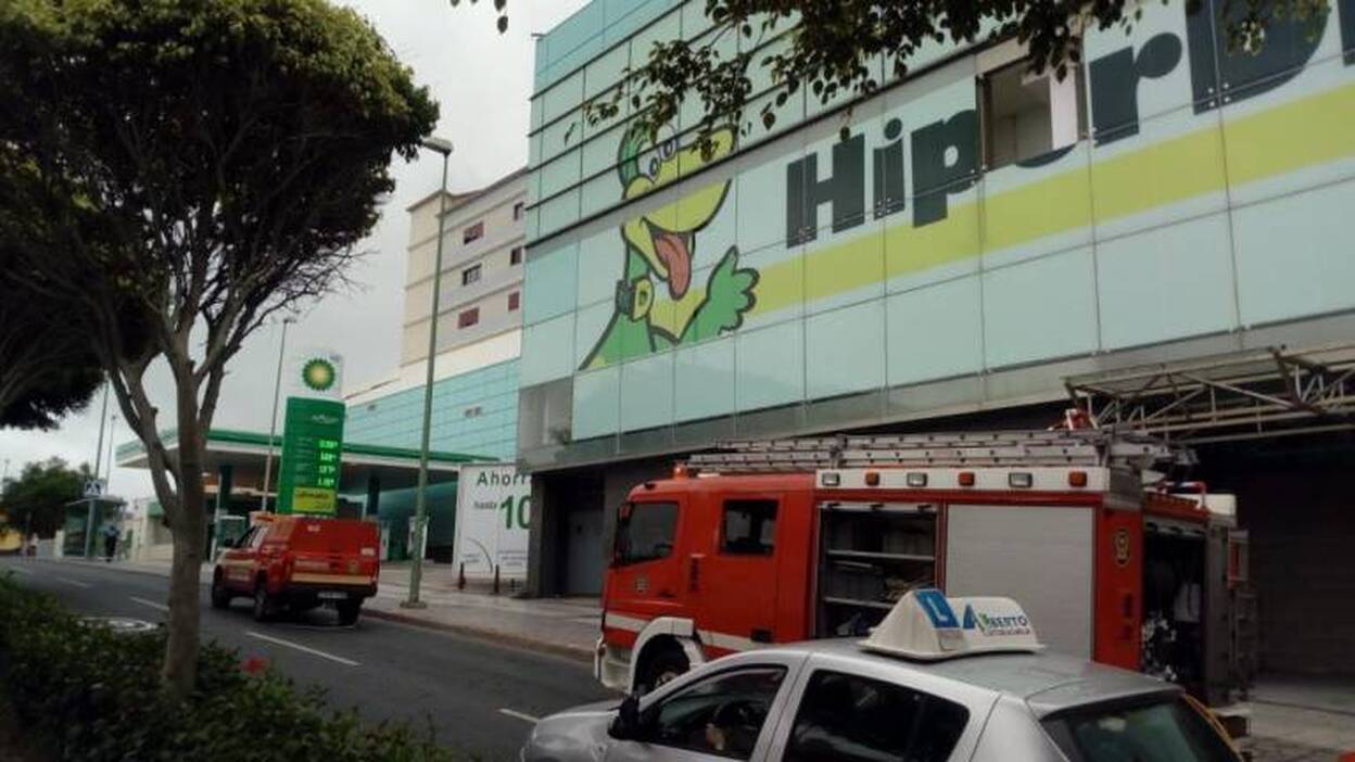 Cerca de un centenar de vecinos desalojados por el incendio del Centro Comercial Tamarana