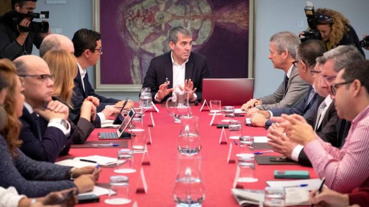 La patronal pide rebajar los impuestos y UGT nuevas tasas