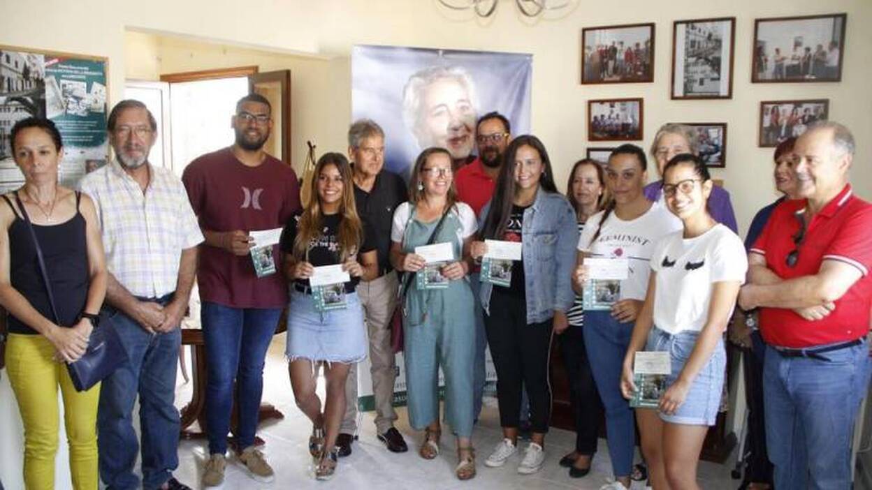 Mercedes Medina da ayuda de 2.700 euros a media docena de estudiantes