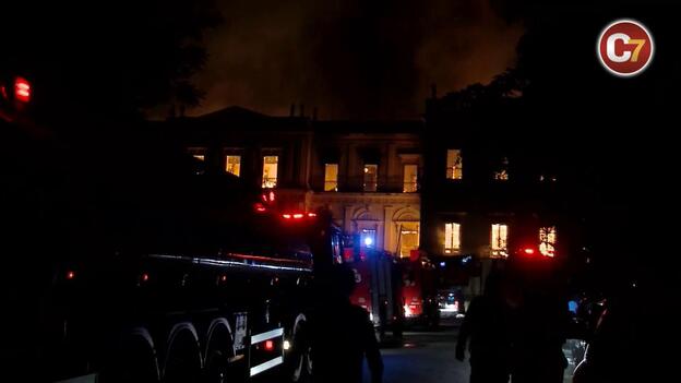 Un fuerte incendio devora el Museo Nacional de Brasil