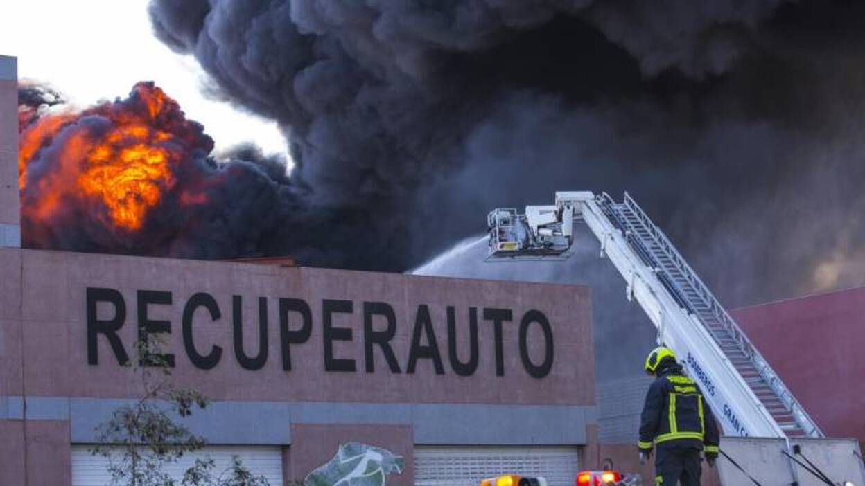 Peligroso incendio en una nave de materiales reciclables en Arinaga