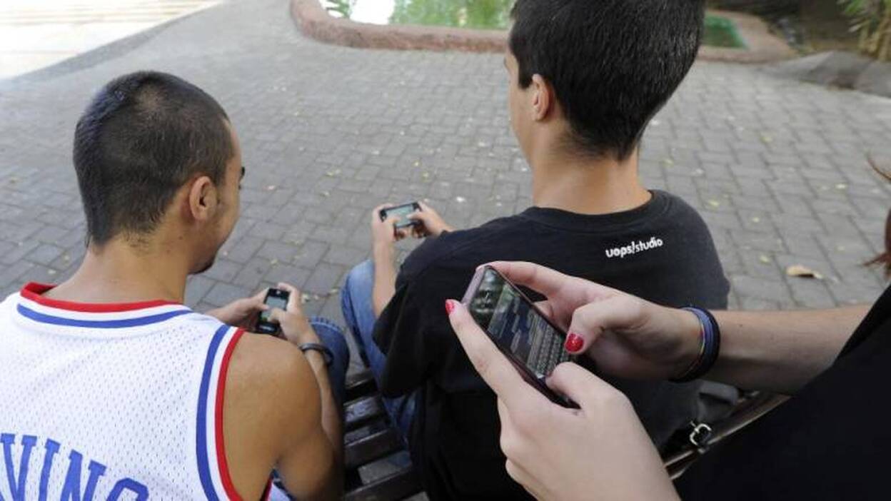 Canarias rechaza prohibir los móviles en las aulas