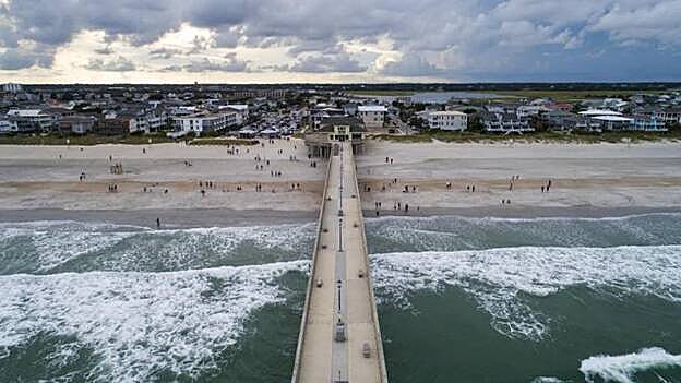 El huracán Florence se fortalece y Helene se desvanece