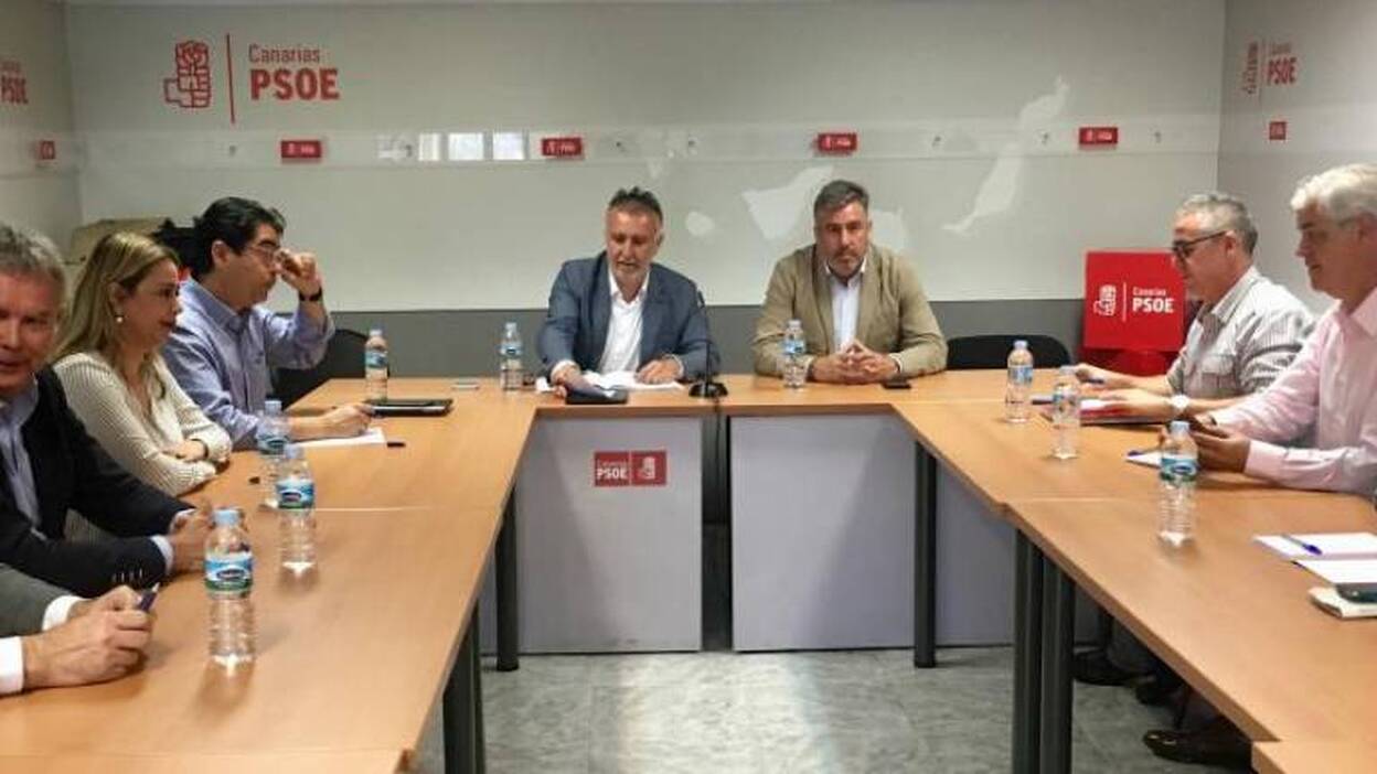 El PSOE pide a Podemos y Ciudadanos responsabilidad y consenso