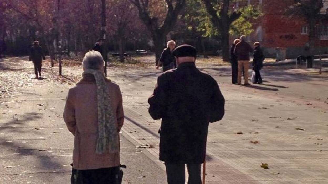 Dos ancianos pierden la casa y duermen en el parque