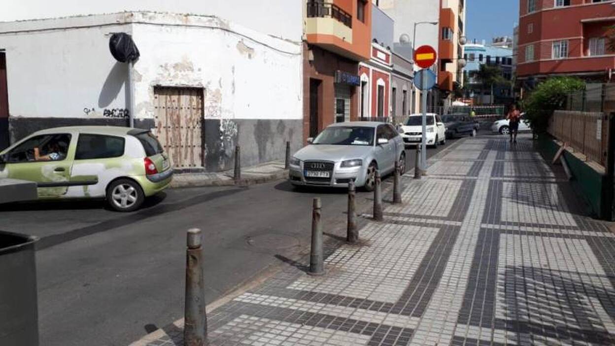 La obra de Farray cambia el sentido del tráfico a tres calles de la zona