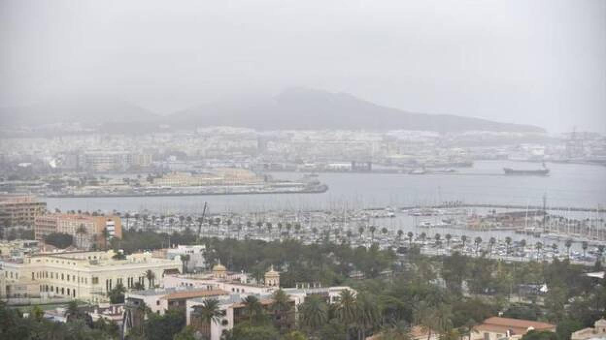 Nubes y probabilidad de calima este lunes