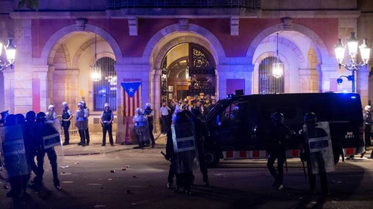 PP acusa a Sánchez de estar "más cerca de Puigdemont" que de la Constitución