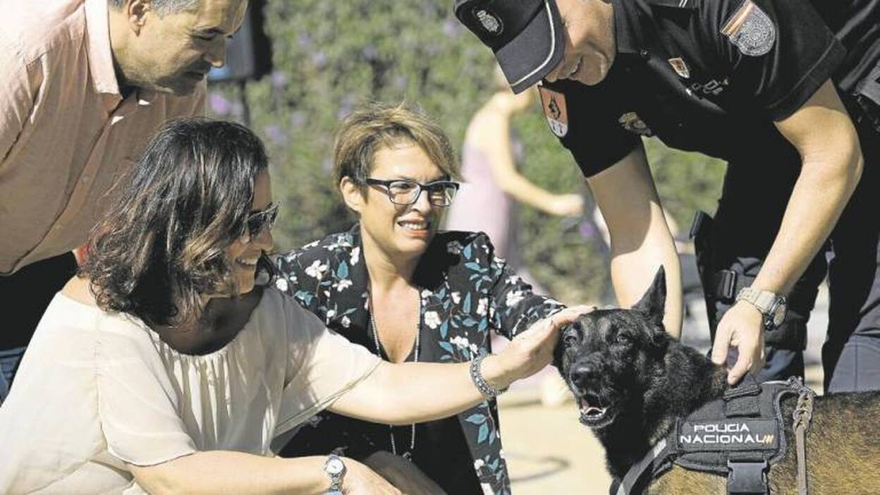 El perro Pol estrena familia civil