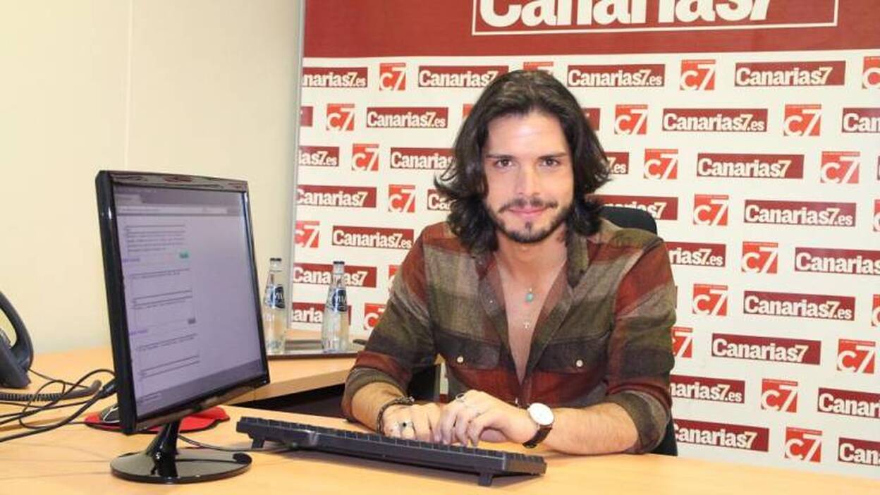 Fredi Leis lleva su Neón a The Paper Club