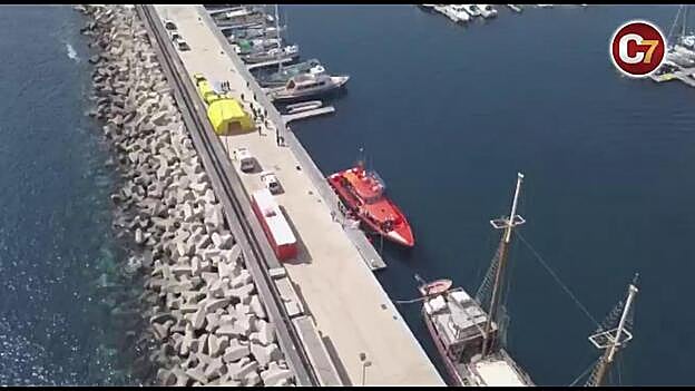 Remolcan una patera con 31 inmigrantes a Fuerteventura