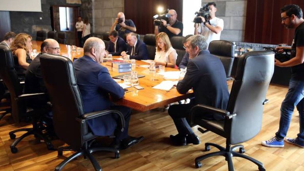 Lluvia de críticas a Sánchez por haber ninguneado a Clavijo