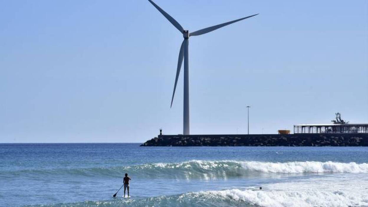 Grave tras caerse en el muelle de Arinaga