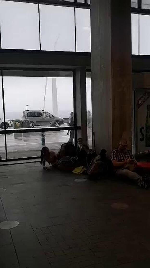 El aeropuerto de La Palma, cerrado por el mal tiempo