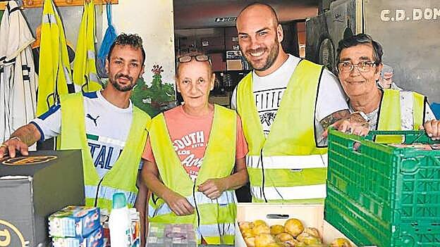 Cuatro de los 18 voluntarios que trabajan en la asociación y organizan la entrega de alimentos.