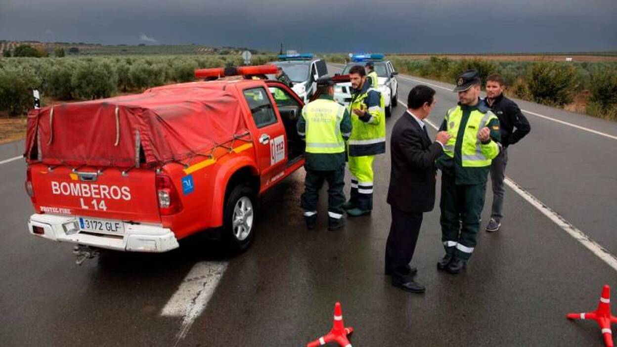 Un bombero muerto y aviso rojo por las lluvias en Málaga