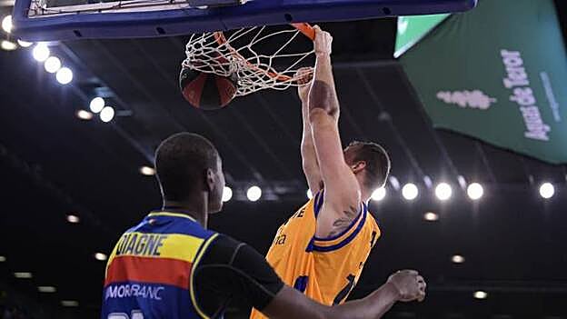 Balvi machaca el aro visitante. /  ACB Photo / M. Henríquez