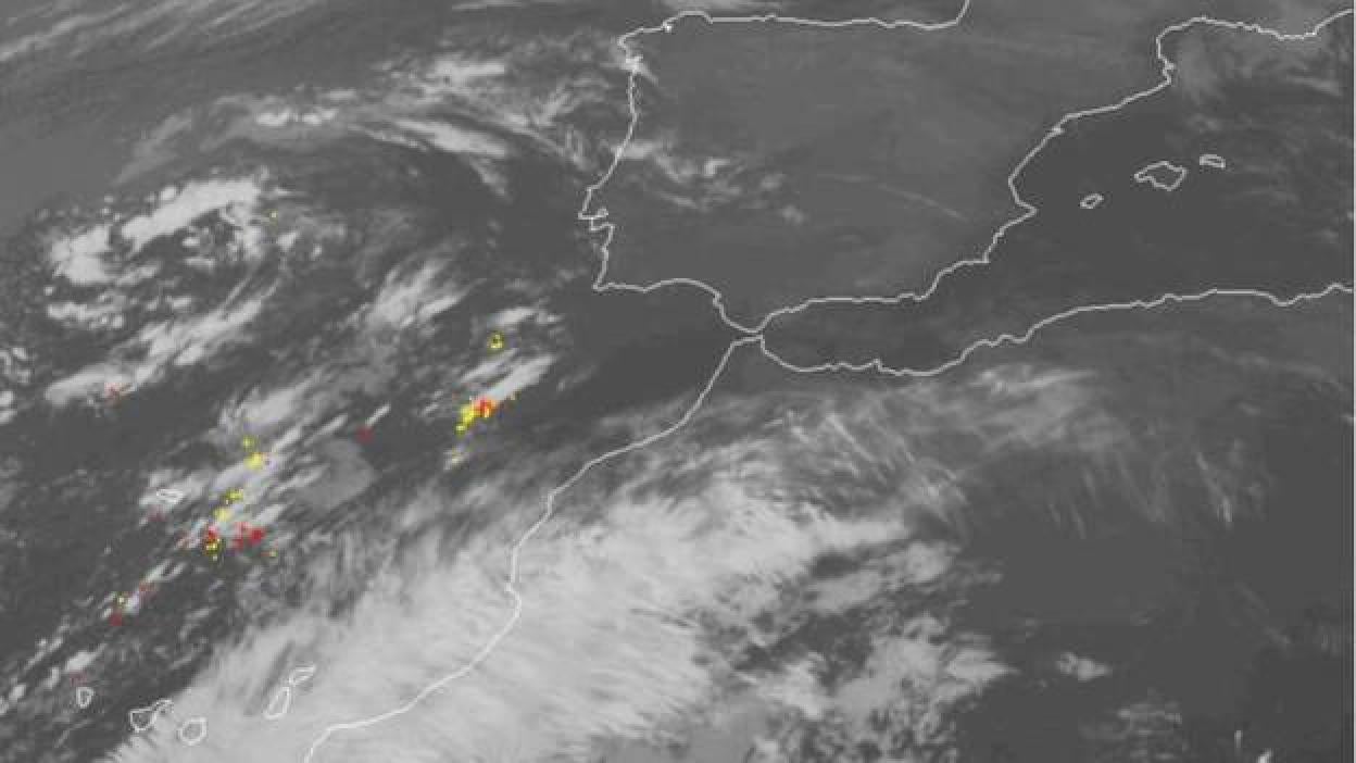 Lluvias en las islas y actividad tormentosa al norte del archipiélago