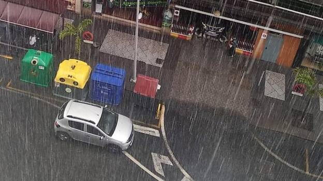 La lluvia descarga con fuerza en la capital