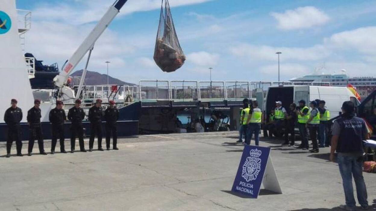 Diez detenidos tras apresar 1.400 kilos de cocaína cerca de las islas