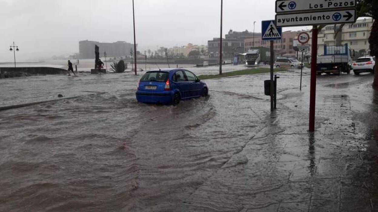 Batido de lluvia con aguas fecales en la avenida