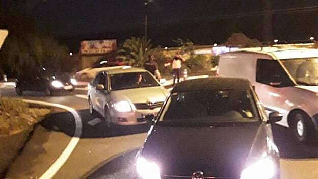 Imagen de las colas que se formaron desde primeras horas de la mañana en la carretera que da acceso al recinto penitenciario de Juan Grande. / C7.