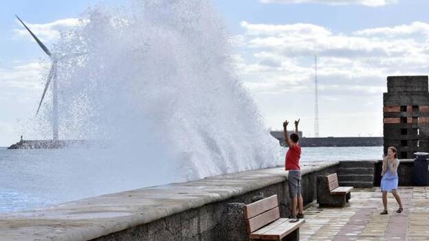 El mar ofreció un sinfín de instantáneas en la costa de Arinaga, dado el fuerte oleaje. / Arcadio Suárez.