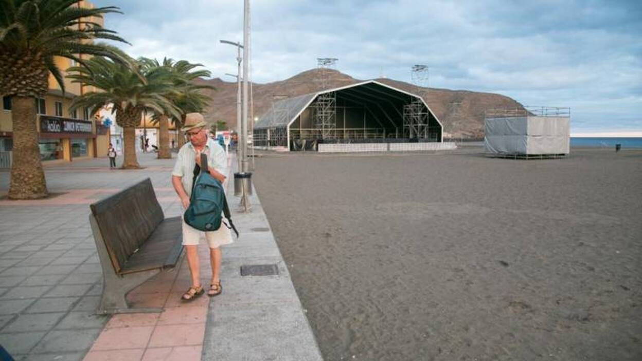 El Arena Negra empieza a tomar la playa de Gran Tarajal