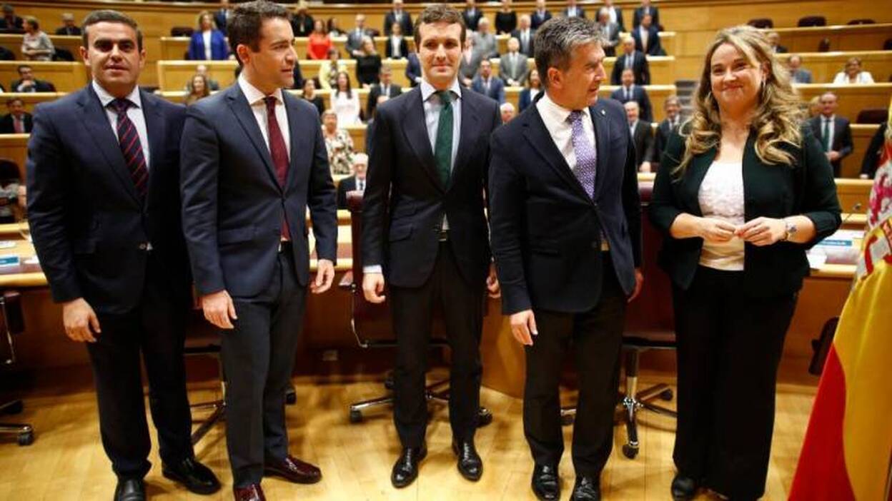 El PP suelta amarras con Cospedal a la espera de su decisión sobre su escaño