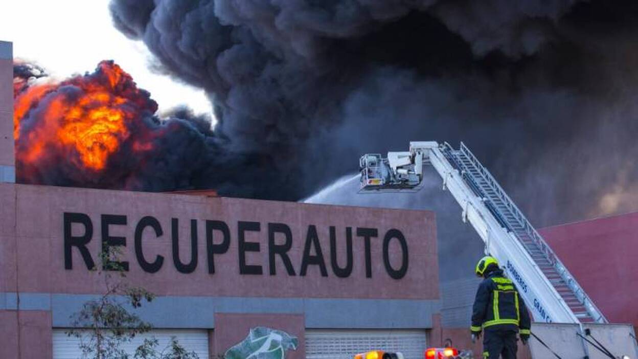 El incendio de la nave de reciclaje de Arinaga comenzó en el interior