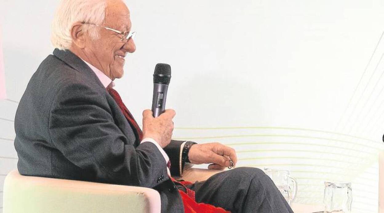 El padre Ángel da voz a los refugiados y alaba a políticos