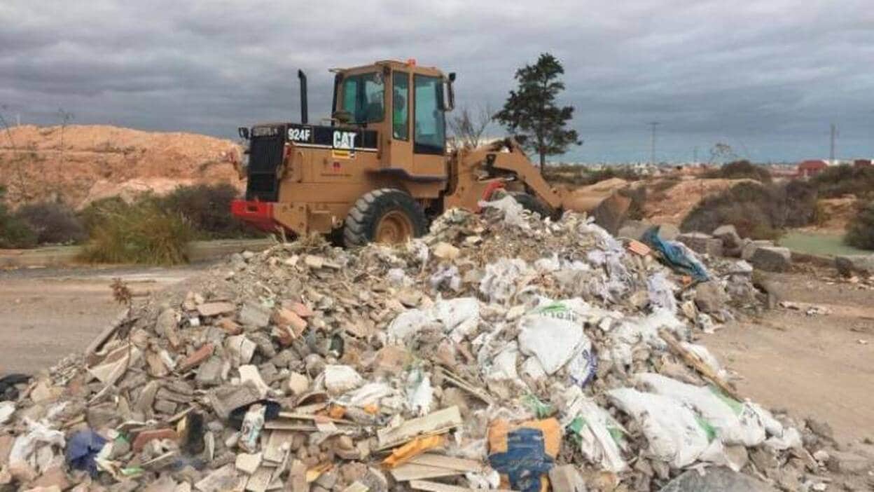 Más de 35 toneladas de escombros inundan El Goro