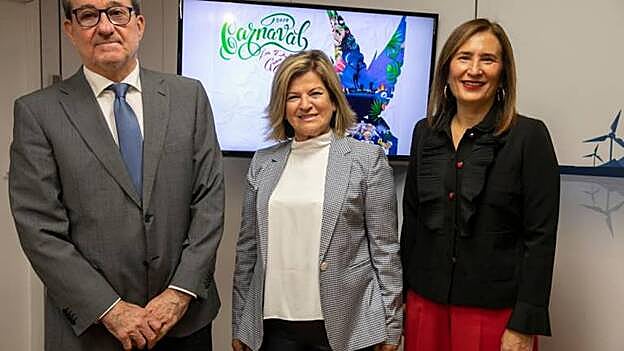 La concejala de Carnaval, Inmaculada Medina (centro), firmó este lunes el convenio junto con Mapi Quintana, directora de Antena 3 Canarias, y José Carlos Naranjo, administrador único de RTVC. / C7.