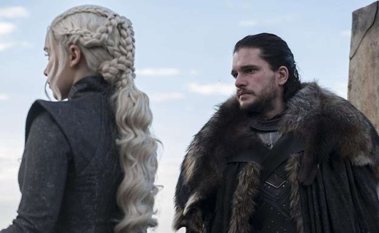 Kit Harington y Emilia Clarke en una escena de 'Juego de Tronos'.